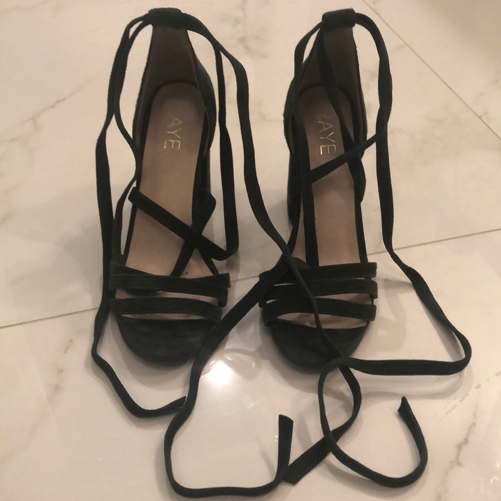 Forest green suede wedges! 👠